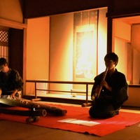 瑠璃光院の夜間拝観では、不定期で楽器の演奏が行われる