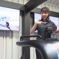 Gear VRでバーチャルスノーボードが楽しめる「Snowboard」。足元がスノーボードになっており、シーンに応じて動く仕様だった