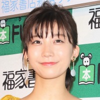 小倉優香、ファースト写真集が本日発売！Twitterでは黒ビキニカットを公開 画像