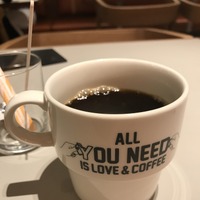 コーヒーを飲んでしばし休憩。マグカップのデザインもシンプルでいい感じ