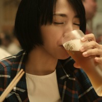 満島ひかりの豪快な飲みっぷり＆食べっぷりに注目！ 画像