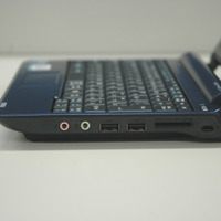 左サイド。USB×2、メモリーカードスロット(All in One カードリーダー)×1
(SD、MMC、RS-MMC、MS、MS Pro、xD対応)