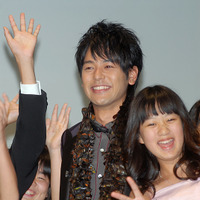　「第21回 東京国際映画祭」オープニングイベントで、コンペティション部門の「ブタがいた教室」からは、妻夫木聡さんが子ブタを抱いて、26人の子どもたちと登場した。