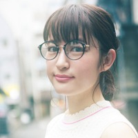 人気声優・小松未可子、丸メガネ姿のグラビア披露 画像
