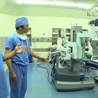 出川哲郎、手術支援ロボット「ダヴィンチ」のシミュレーション操作に挑戦 画像