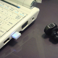 PCに接続したAD-BTA2と同社製超小型Bluetooth対応ヘッドセット「AD-HSM10」