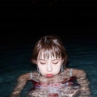SCANDAL・HARUNAが水着撮影に挑戦！夜のプールがお気に入りカット