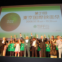 各受賞者とボランティア、依田チェアマンによるフィナーレ