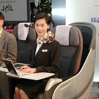 　日本航空インターナショナル（JAL）は25日、飛行機内インターネット接続サービス「JAL SkyOnline」の体験イベントを東京駅前の丸ビル1F特設ブース「マルキューブ」で開催した。会期は、28日までの4日間。