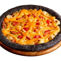 フチ黒っ！ピザハットから竹炭入りのピザ「ハロウィンブラック」が登場 画像