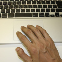 マルチタッチトラックパッドに4本指を置いて操作することで使用できるスワイプジェスチャー。左右の指2本ずつという方法でも操作可能だ。