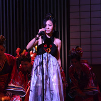 倉木麻衣、ドレス姿でダンサー150名を従えパフォーマンス 画像