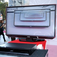 ステージには東芝製液晶テレビ「REGZA」の「FH7000」シリーズとハイビジョンレコーダー「VARDIA」の「RD-X8」