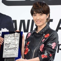 荻野目洋子、「ベストジーニスト」受賞式で“ダンシング・ヒーロー”！ 画像