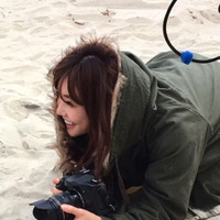 倉科カナ、浜辺でのカメラマン姿に反響 画像