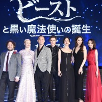 桐谷美玲、真っ赤なドレスでハリポタ最新作イベントに登壇！主役のエディ・レッドメイン、ジュード・ロウらも 画像