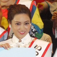 平愛梨、海外女優風ポーズの白黒カット公開！「ドキッとしたー」「かっこいい」 画像
