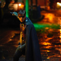 バットマンの元弟子・ロビン率いる少年ヒーロー集団の一人が犯罪に立ち向かう