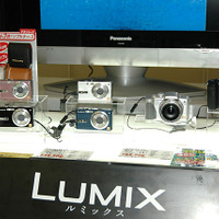 松下電器産業は、LUMIX FX7などを展示