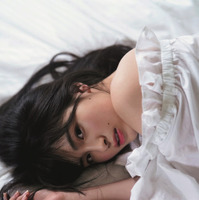 乃木坂46・大園桃子、ベッドの上で大人の表情 画像