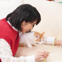 松本穂香、裏技使った猫とのかわいい自撮りに挑戦！ 画像