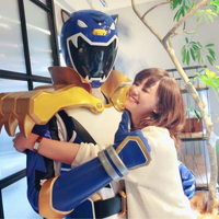 倉科カナ、特撮ヒーロー・トライガーに抱きついたオフショット公開 画像