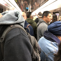 地下鉄の車内はご覧の混みよう。日本の都市部の通勤時間とほとんど変わらない