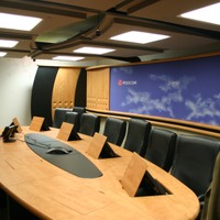 ローカルの会議室の様子：中国側もまったく同じ内装のシステムだそうだ