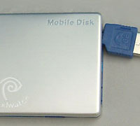 　シーエフ・カンパニーは、マキテック製のバックアップ機能付き携帯型ハードディスクドライブ「モバイルディスク」の販売を12月25日に開始する。