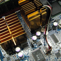 メモリスロットはひとつのみ。CPUとチップセットにはヒートシンクがついていて、チップセット側のヒートシンクにシステムファンがついています