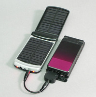 ソーラーパネル充電器から携帯電話への充電イメージ