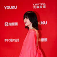 長澤まさみ、背中のあいたピンクドレス姿で上海国際映画祭レッドカーペットに登場 画像