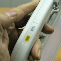 バーコード、RFIDのボタンは取っ手部分にも搭載されている