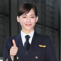 綾瀬はるか、パイロットの制服姿を披露！ANA特別塗装機にワクワク 画像