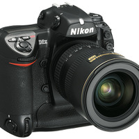 D2Xは、1,240万画素CMOS搭載のプロ向けデジタル一眼レフカメラ