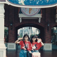 ディズニーで双子コーデ！西村知美、渡辺美奈代とのJK時代の2ショット公開 画像