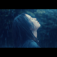 モデルの横田真悠が雨に打たれ熱演！「楽曲に吸い込まれ涙が出てきた」