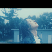 モデルの横田真悠が雨に打たれ熱演！「楽曲に吸い込まれ涙が出てきた」