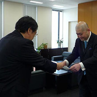 免許状を受領する喜久川社長（右）