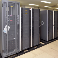 明治大学キャンパスストレージシステム。手前のシャーシにActiveDirectoryサーバ、DFSサーバ兼ADグループ管理サーバ、電源等が収容され、奥の3つのシャーシにETERNUS4000が1台ずつ収容されている