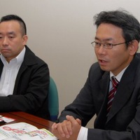 NTTデータのビジネスソリューション本部HOME4Uプロジェクト課長代理の村上隆史氏（左）とビジネスソリューション本部HOME4Uプロジェクト課長代理の小林憲司氏