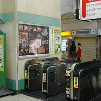 JR有楽町駅改札内にもビックカメラのポスター