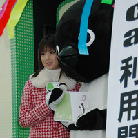 　ビックカメラ有楽町店で、Suica利用開始記念セレモニーを開催。特別ゲストに人気アイドルのゆうこりんこと小倉優子も登場した。