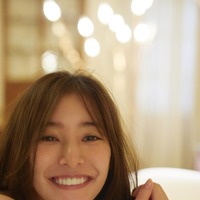 新木優子、2nd写真集『honey』より“彼女感”あふれる笑顔カット公開 画像