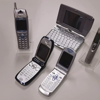 発売開始初期のFOMA端末。電子手帳型端末、テレビ電話機能をアピールするようなデザインの端末など当初はユニークなラインアップだった