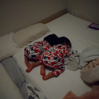 ノンスタ石田、“シンクロ土下座スタイル”で眠る双子の愛娘公開！ 画像