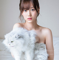 乃木坂46・山下美月の写真集表紙が公開！素肌に白猫を抱いたカットを起用 画像