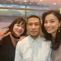 高橋ユウ、家族写真公開でファンから「お母さん可愛い」 画像