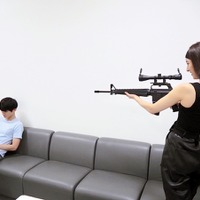 新木優子が“ランボー風”タンクトップ姿で狙い撃ち！銃を手にしたショットに「かっこいい」の声！