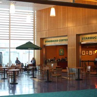 ポートランド国際空港でラスベガス行きの便に乗り換え。次の便まで約6時間も待たなければならないとあって、とりあえずスタバでコーヒーを